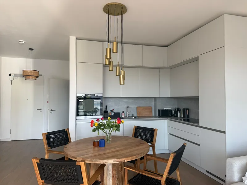 Möbliert mit Einbauküche und Balkon: freundliche 2-Zimmer-Wohnung in Berlin für 2,5 Jahre — photo 1
